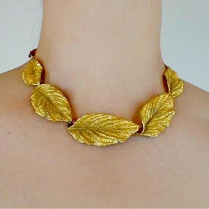 Vintage detailed leaf choker